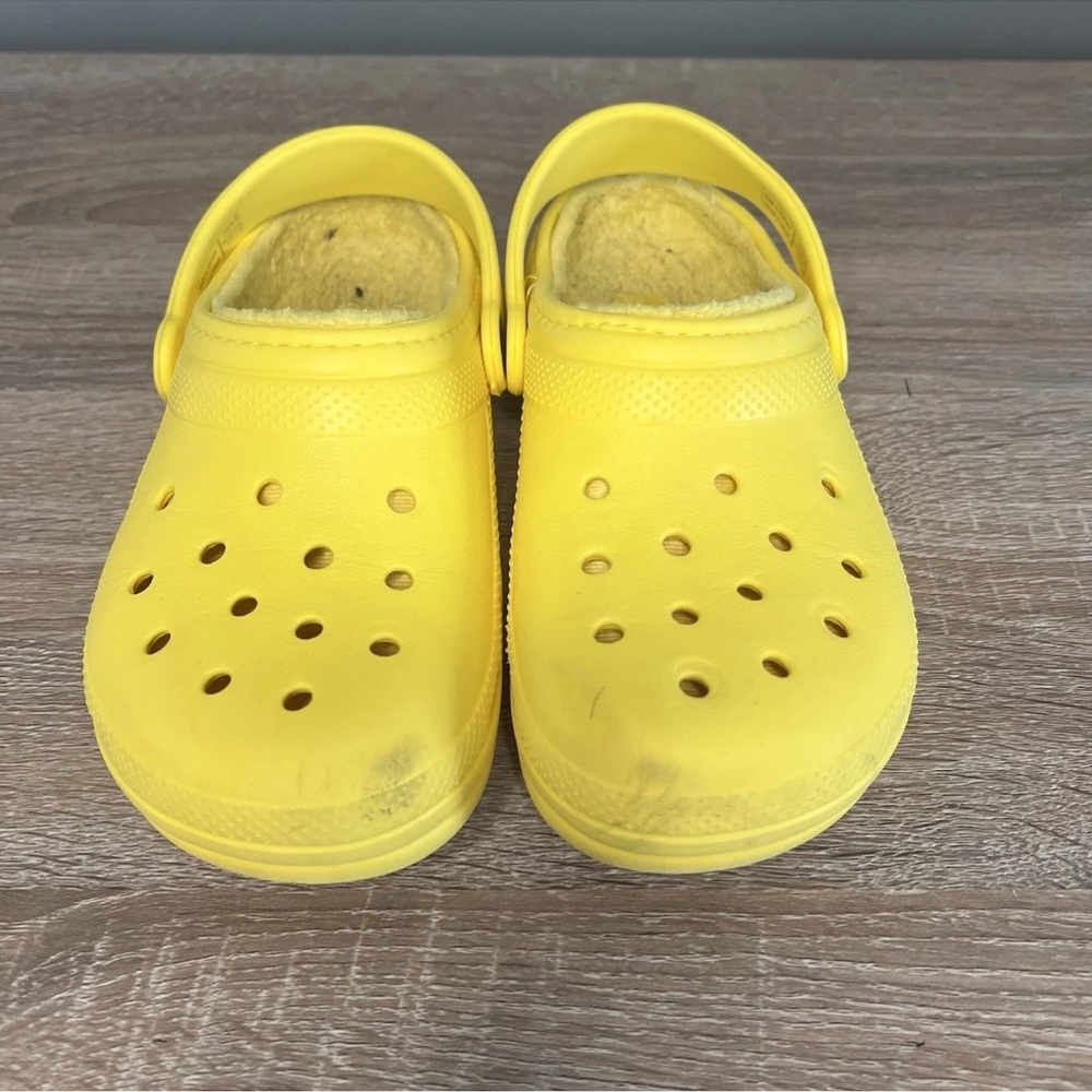 Crocs Youth J2 Fleece-Lined Classic Clogs Yellow | Kids Slip-On Shoes - Picture 2 of 7